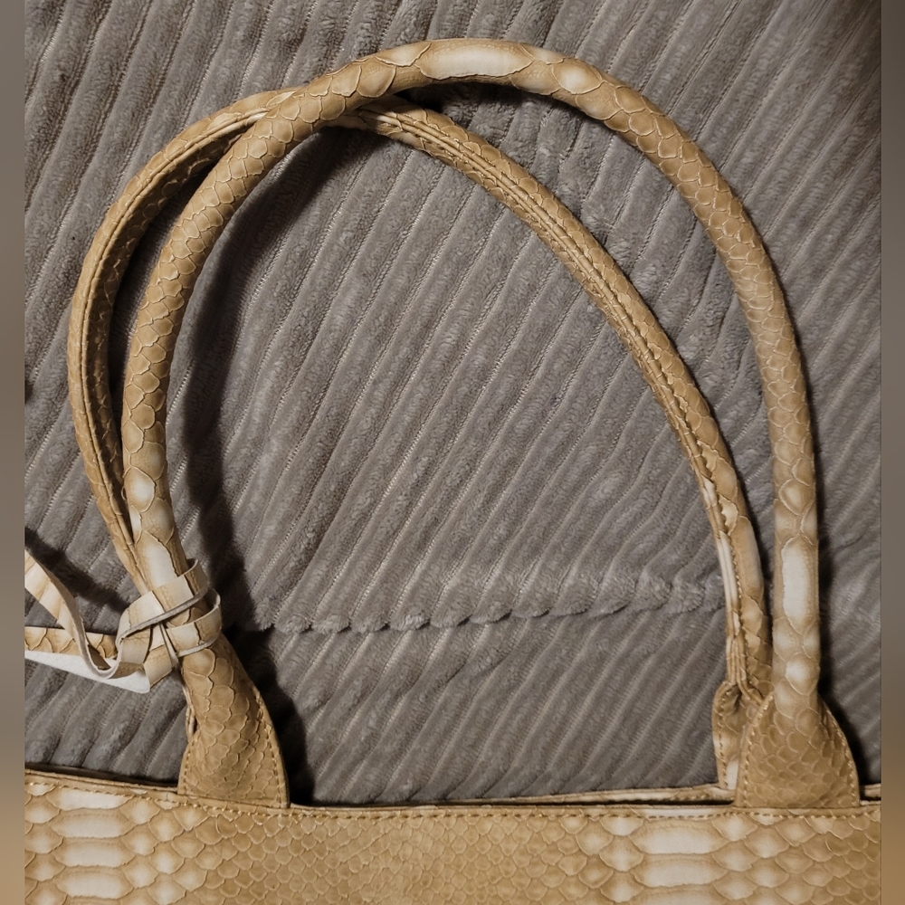 Penelope Ann Seeet City Tan Faux Snake Skin Textured Tote - Picture 4 of 12